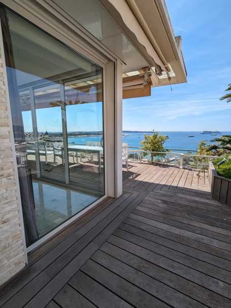 Baie vitrée Grande baie vitrée nettoyée avec vue sur la mer Cannes
