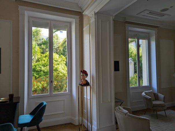 Nettoyage de grandes fenêtres dans une maison
