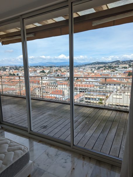 Baie vitrée Nettoyage de baie vitrée avec vue dégagée sur la ville de Cannes