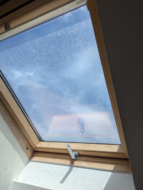 Nettoyage d’une fenêtre de toit type Velux