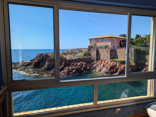 Baie vitrée Vitre propre avec vue sur la mer